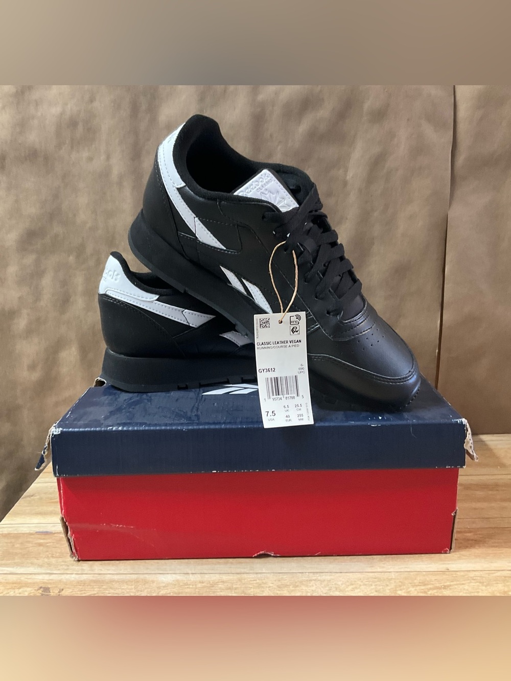 New! Reebok Classic Vegan Running Unisex 7.5 Black Sneakers Runners 7 1/2 White
